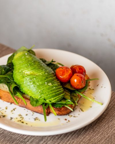 Tosta con aguacate y tomate