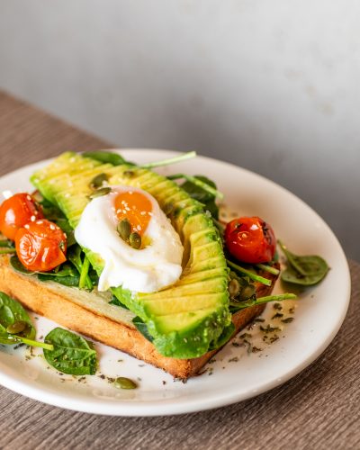 Tosta con aguacate, tomate y huevo poché