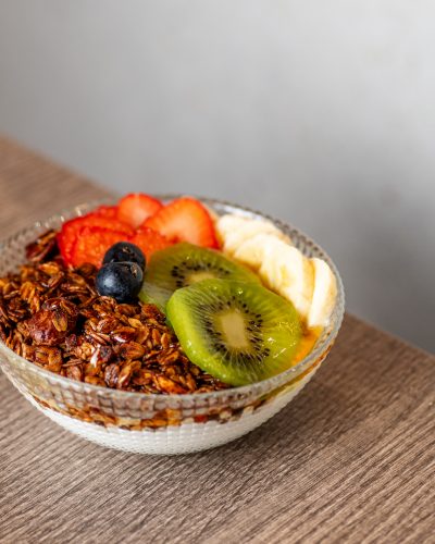 Bowl de yogur griego con granola casera y fruta fresca