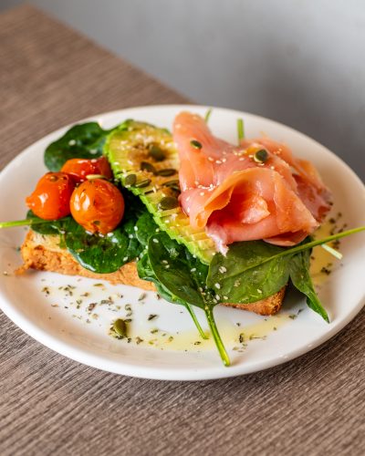 Tosta con aguacate, tomate y salmón ahumado