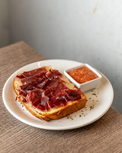 Tosta con tomate y jamón ibérico de Guijuelo
