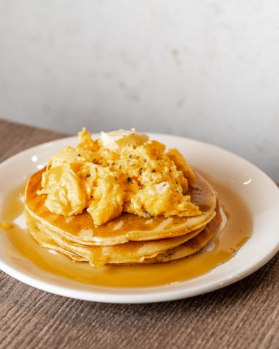 Pancake con sirope de arce y mantequilla