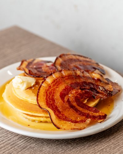 Pancake con sirope de arce y mantequilla. Con la opción extra de bacon crujiente